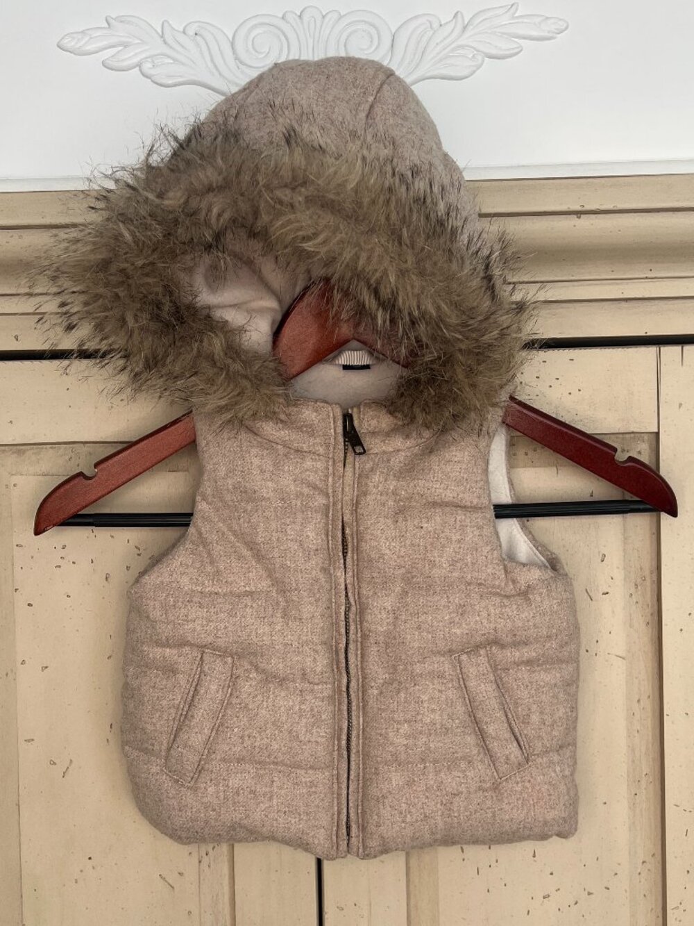 babyGap Fur-Trim Wool Puffer Vest Oatmeal Faux Fur Hood Toddler 18-24 Months